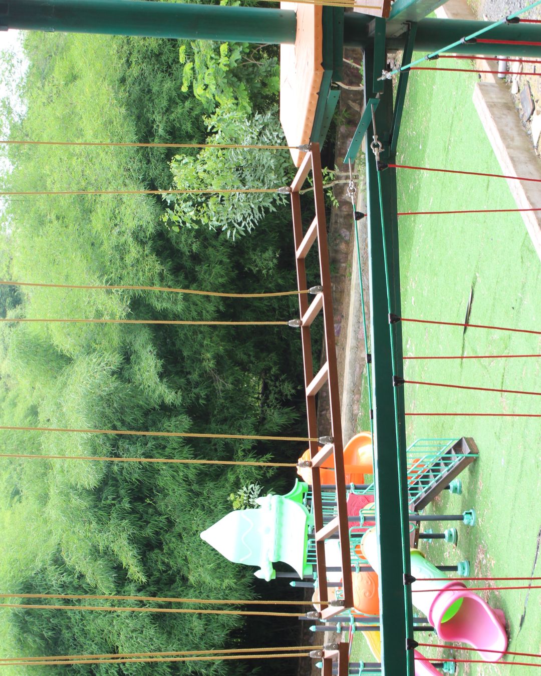 Horizontal swinging ladder bridge obstacle